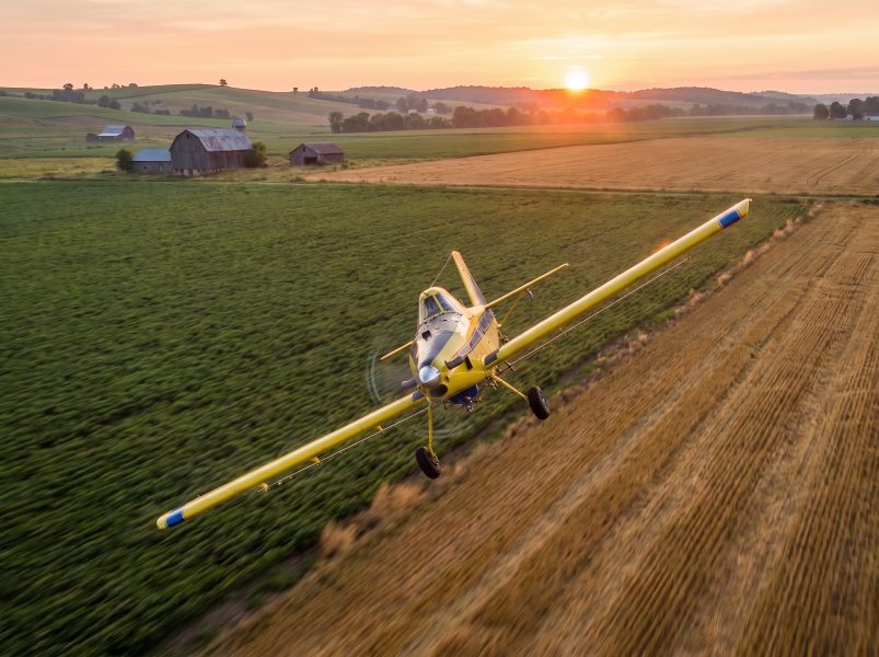 Agricultural_plane_spraying_field_2K_202608261428