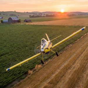 Agricultural_plane_spraying_field_2K_202608261428