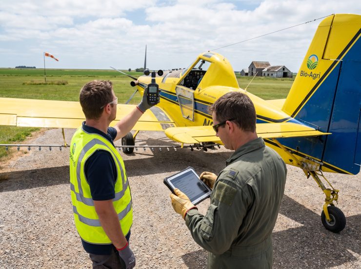 Technician_and_pilot_checking_ai…_2K_20260916102145